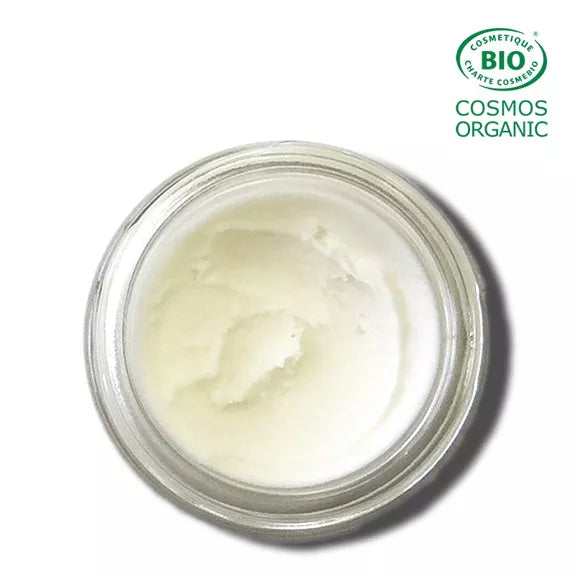 Composé de poudres minérales et d'huiles essentielles aux propriétés antibactériennes, ce déodorant crème absorbe l'humidité sans bloquer la transpiration, permettant à la peau de respirer naturellement. Sa texture crémeuse est douce, facile à appliquer et pénètre rapidement sans laisser de résidu. Formulé sans sels d'aluminium ni conservateurs, il respecte la peau et s'adapte aux peaux sensibles.