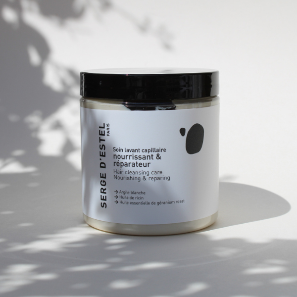 Si vous avez les cheveux secs, sensibilisés et ternes, c’est le soin lavant hydratant qui vous faut ! Grâce aux actions réparatrices, nourrissantes et apaisantes de l’argile blanche, de l’huile de ricin et de l'huile essentielle de géranium, vous retrouverez des cheveux plus brillants, fortifiés, souples et légers.