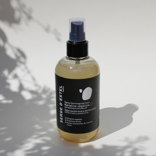 Les cheveux sont sensibilisés par la chaleur des sèches cheveux, des fers à boucler, des plaques de lissage. Sa composition en kératine végétale, protéine de blé, huiles essentielles de romarin et de citron, lisse les écailles, facilite le démêlage, apporte de la brillance et de l’éclat.