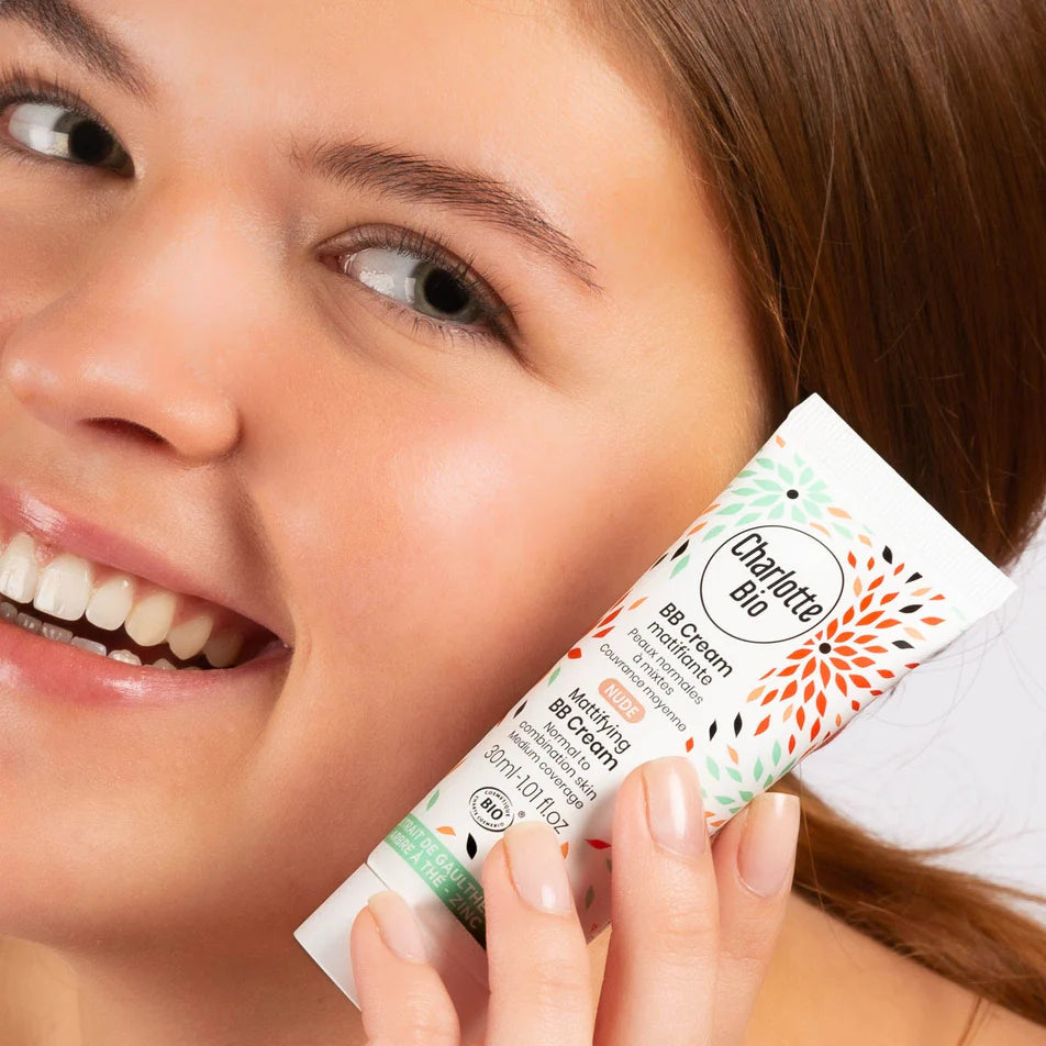 Une BB cream matifiante et purifiante pour les peaux mixtes à grasses à imperfections. Grâce à sa couvrance moyenne, elle camoufle les imperfections tout en les assèchant.