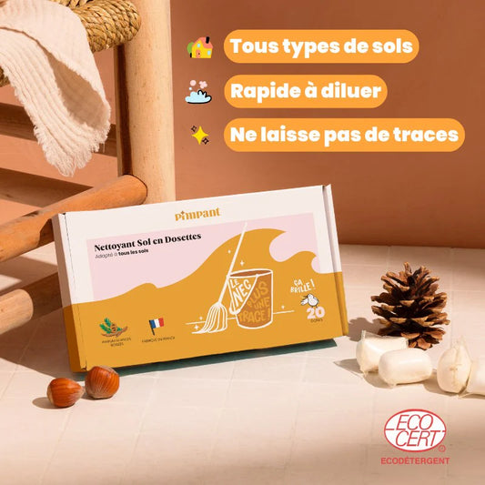 Troquez le gros bidon plastique de nettoyant pour le sol contre le Nettoyant Sol en Dosettes ! Ses avantages ? Son efficacité sur tous les sols, son action anti-traces, sa facilité et rapidité d’utilisation, son parfum boisé et sa naturalité. Il contient 99,4% d’ingrédients d’origine naturelle, pour laver et assainir sa maison, sans compromis sur l'efficacité.