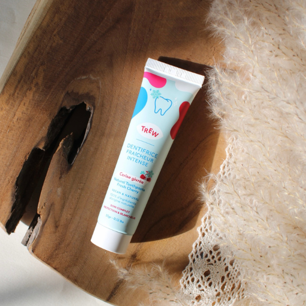 Notre Dentifrice Fraîcheur Intense arôme Cerise Givrée est un soin 100% naturel aux actions blanchissante, reminéralisante, désensibilisante & antibactérienne.