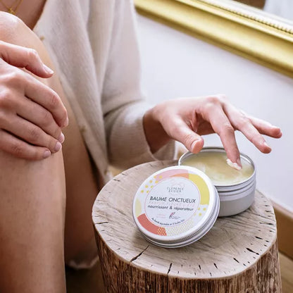 Ultra nourrissant, le Baume onctueux multiusages aux 5 huiles bio protège et répare la peau. Son association d'huiles végétales combine les propriétés adoucissantes du karité à celles régénérantes et antioxydantes des huiles d'abricot et d'avocat