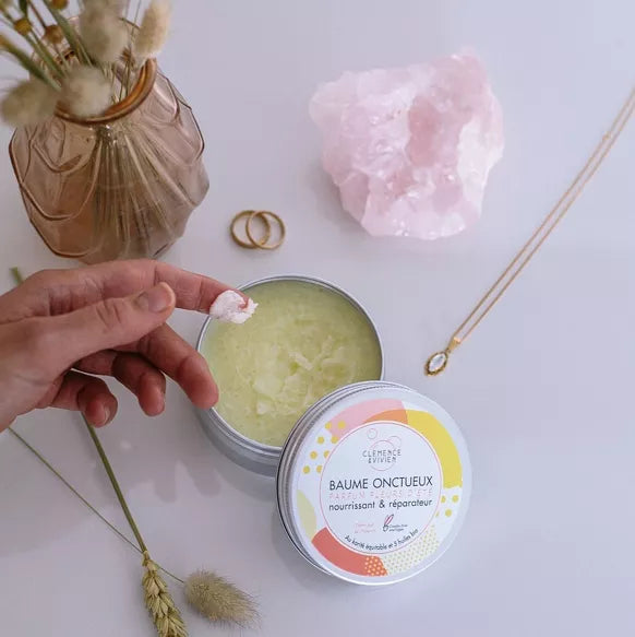 Ultra nourrissant, le Baume onctueux multiusages aux 5 huiles bio protège et répare la peau. Son association d'huiles végétales combine les propriétés adoucissantes du karité à celles régénérantes et antioxydantes des huiles d'abricot et d'avocat