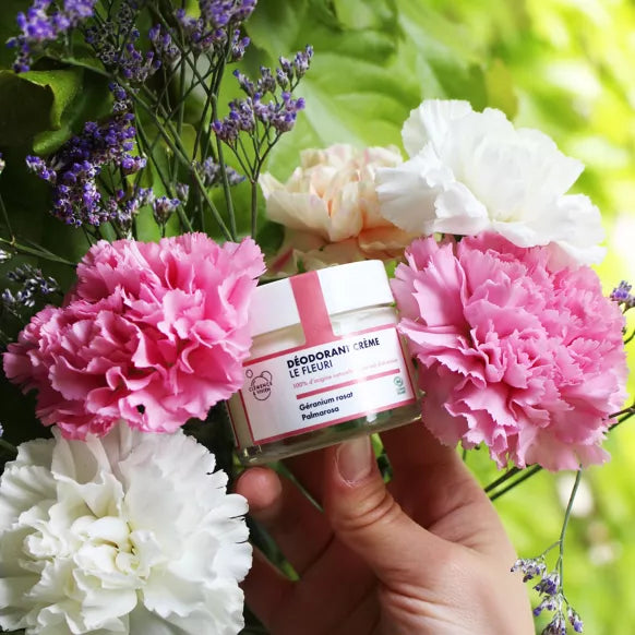 Composé de poudres minérales et d'huiles essentielles aux propriétés antibactériennes, ce déodorant crème absorbe l'humidité sans bloquer la transpiration, permettant à la peau de respirer naturellement. Sa texture crémeuse est douce, facile à appliquer et pénètre rapidement sans laisser de résidu. Formulé sans sels d'aluminium ni conservateurs, il respecte la peau et s'adapte aux peaux sensibles. 