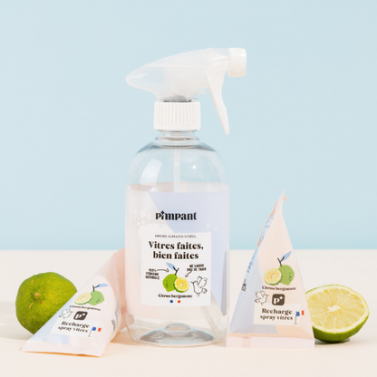 Bouteille rechargeable à remplir avec les berlingots spray Vitres. Cette bouteille est vendue vide donc pensez à mettre un berlingot Vitres dans votre panier ;) Une jolie bouteille spray de 500ml qui pourra se retrouver dans votre cuisine / salon / salle de bain pour la vie.En PET, elle est à la fois durable et recyclable.