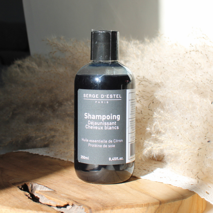 Le shampoing de soin est spécifique aux cheveux blancs et gris. Il équilibre les aléas des cheveux gris qui jaunissent à causes des agressions quotidiennes comme la pollution, le tabac, le soleil,...
