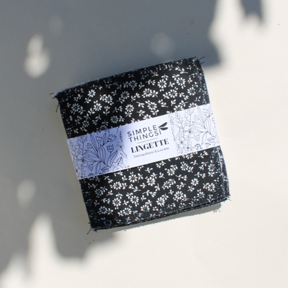 Lingette démaquillante lavable motif fleurs noires, fabriqué en France