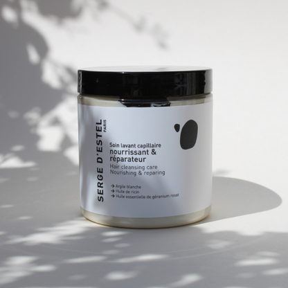 Si vous avez les cheveux secs, sensibilisés et ternes, c’est le soin lavant hydratant qui vous faut ! Grâce aux actions réparatrices, nourrissantes et apaisantes de l’argile blanche, de l’huile de ricin et de l'huile essentielle de géranium, vous retrouverez des cheveux plus brillants, fortifiés, souples et légers.