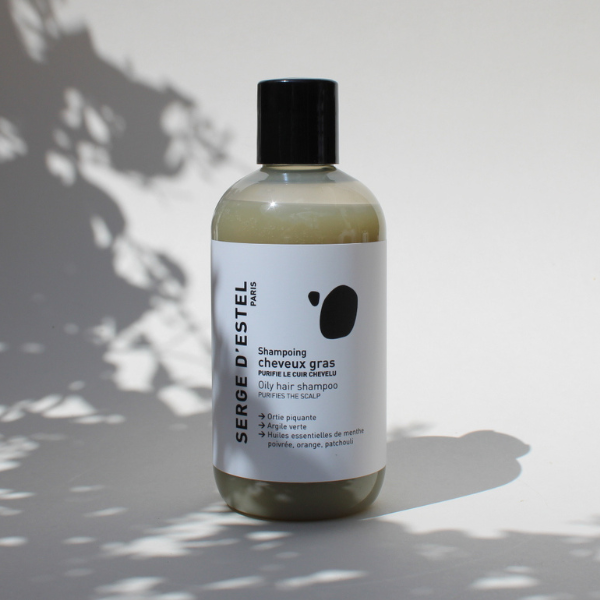 Le shampoing a pour mission de purifier, d'équilibrer la production de sébum. Serge d'Estel a donc formulé un shampoing pour cheveux gras : Nettoie en profondeur, élimine les impuretés, assainit le cuir chevelu et régule surtout la production de sébum.