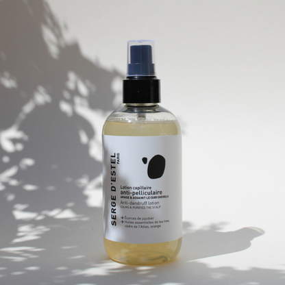 On note l’apparition des pellicules à des moments clés qui sont : l’adolescence, après l’accouchement, les périodes de stress. La solution, la lotion anti-pelliculaire : Fortifie la fibre capillaire, apaise et assainit le cuir chevelu, équilibre les états pelliculaires et réduit la production de sébum