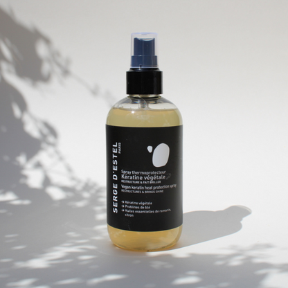 Les cheveux sont sensibilisés par la chaleur des sèches cheveux, des fers à boucler, des plaques de lissage. Sa composition en kératine végétale, protéine de blé, huiles essentielles de romarin et de citron, lisse les écailles, facilite le démêlage, apporte de la brillance et de l’éclat.
