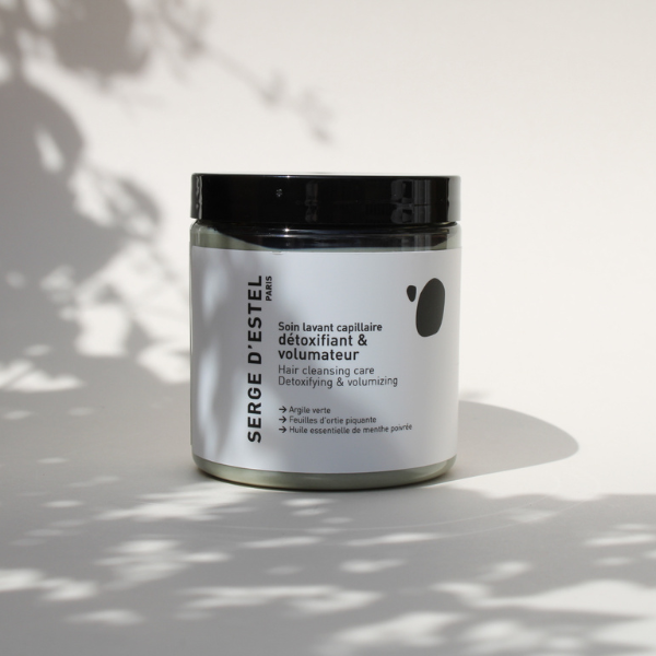 Vous avez les cheveux fins, plats et/ou qui graissent rapidement ? Composé d’argile verte, d’extrait de feuilles d'ortie piquante et d’huile essentielle de menthe poivrée, ce masque vous apportera tous les bienfaits tonifiants, séborégulateurs et rafraîchissants des actifs pour retrouver un cuir chevelu assaini et purifié. 