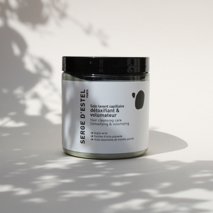 Vous avez les cheveux fins, plats et/ou qui graissent rapidement ? Composé d’argile verte, d’extrait de feuilles d'ortie piquante et d’huile essentielle de menthe poivrée, ce masque vous apportera tous les bienfaits tonifiants, séborégulateurs et rafraîchissants des actifs pour retrouver un cuir chevelu assaini et purifié. 