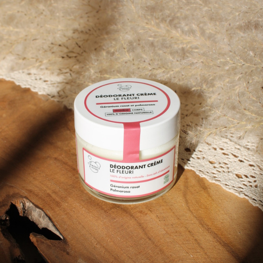 Composé de poudres minérales et d'huiles essentielles aux propriétés antibactériennes, ce déodorant crème absorbe l'humidité sans bloquer la transpiration, permettant à la peau de respirer naturellement. Sa texture crémeuse est douce, facile à appliquer et pénètre rapidement sans laisser de résidu. Formulé sans sels d'aluminium ni conservateurs, il respecte la peau et s'adapte aux peaux sensibles. 