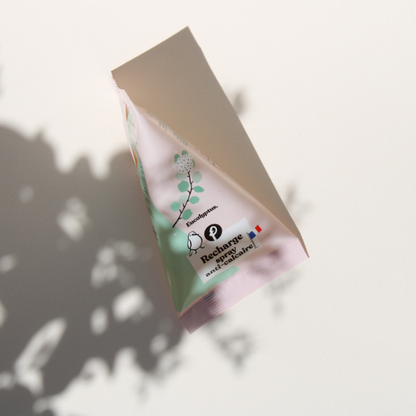 C'est parfait pour faire briller éviers, douches, robinetteries… Fini les sprays en bouteille jetable et bienvenu aux recharges durables ! Les mini berlingots Pimpant sont des concentrés d'actifs naturels permettant de créer un spray ménager avec juste de l'eau du robinet.