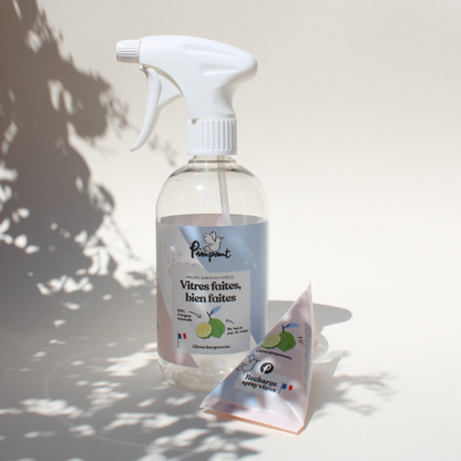 Bouteille rechargeable à remplir avec les berlingots spray Vitres. Cette bouteille est vendue vide donc pensez à mettre un berlingot Vitres dans votre panier ;) Une jolie bouteille spray de 500ml qui pourra se retrouver dans votre cuisine / salon / salle de bain pour la vie.En PET, elle est à la fois durable et recyclable.