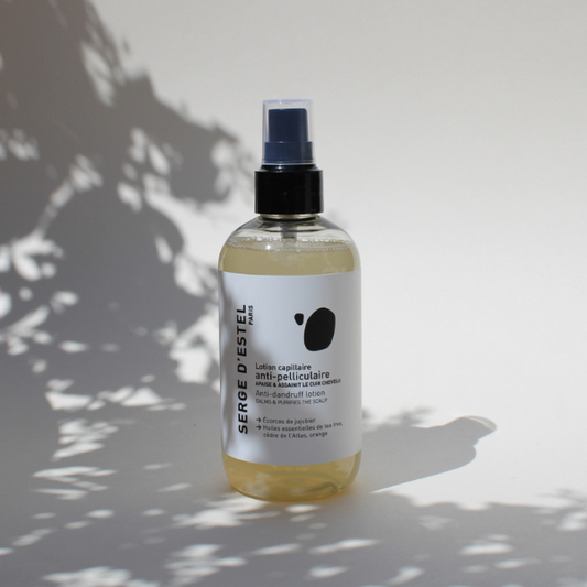 On note l’apparition des pellicules à des moments clés qui sont : l’adolescence, après l’accouchement, les périodes de stress. La solution, la lotion anti-pelliculaire : Fortifie la fibre capillaire, apaise et assainit le cuir chevelu, équilibre les états pelliculaires et réduit la production de sébum