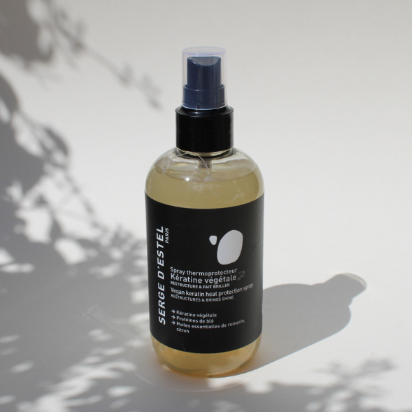 Les cheveux sont sensibilisés par la chaleur des sèches cheveux, des fers à boucler, des plaques de lissage. Sa composition en kératine végétale, protéine de blé, huiles essentielles de romarin et de citron, lisse les écailles, facilite le démêlage, apporte de la brillance et de l’éclat.