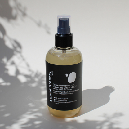Les cheveux sont sensibilisés par la chaleur des sèches cheveux, des fers à boucler, des plaques de lissage. Sa composition en kératine végétale, protéine de blé, huiles essentielles de romarin et de citron, lisse les écailles, facilite le démêlage, apporte de la brillance et de l’éclat.