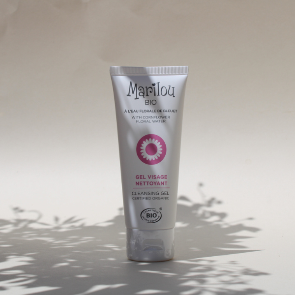 Pollution, poussière et excès de sébum mettent la peau à rude épreuve. Ce Gel Nettoyant Visage à l'Eau Florale de Bleuet nettoie et débarrasse la peau des impuretés du quotidien. Pour une peau propre, nette et éclatante !