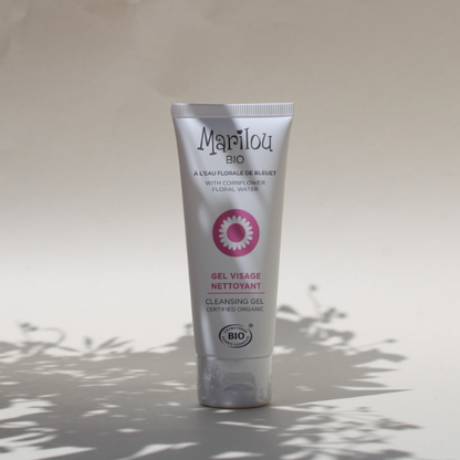 Pollution, poussière et excès de sébum mettent la peau à rude épreuve. Ce Gel Nettoyant Visage à l'Eau Florale de Bleuet nettoie et débarrasse la peau des impuretés du quotidien. Pour une peau propre, nette et éclatante !