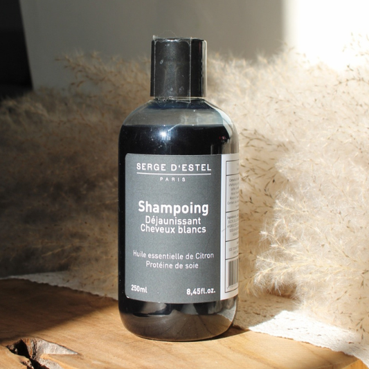 Le shampoing de soin est spécifique aux cheveux blancs et gris. Il équilibre les aléas des cheveux gris qui jaunissent à causes des agressions quotidiennes comme la pollution, le tabac, le soleil,...