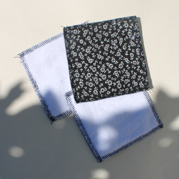 Lingette démaquillante lavable motif fleurs noires, fabriqué en France