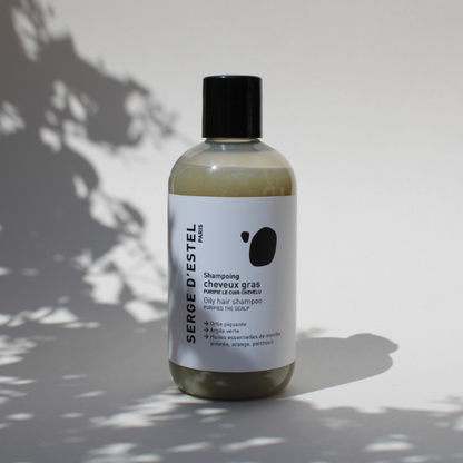 Le shampoing a pour mission de purifier, d'équilibrer la production de sébum. Serge d'Estel a donc formulé un shampoing pour cheveux gras : Nettoie en profondeur, élimine les impuretés, assainit le cuir chevelu et régule surtout la production de sébum.