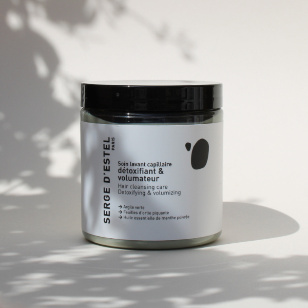 Vous avez les cheveux fins, plats et/ou qui graissent rapidement ? Composé d’argile verte, d’extrait de feuilles d'ortie piquante et d’huile essentielle de menthe poivrée, ce masque vous apportera tous les bienfaits tonifiants, séborégulateurs et rafraîchissants des actifs pour retrouver un cuir chevelu assaini et purifié. 