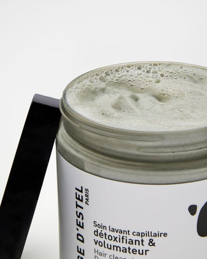 Vous avez les cheveux fins, plats et/ou qui graissent rapidement ? Composé d’argile verte, d’extrait de feuilles d'ortie piquante et d’huile essentielle de menthe poivrée, ce masque vous apportera tous les bienfaits tonifiants, séborégulateurs et rafraîchissants des actifs pour retrouver un cuir chevelu assaini et purifié. 