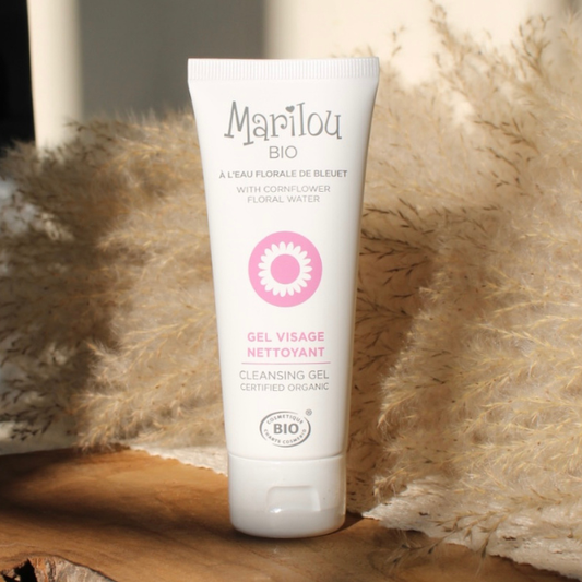 Pollution, poussière et excès de sébum mettent la peau à rude épreuve. Ce Gel Nettoyant Visage à l'Eau Florale de Bleuet nettoie et débarrasse la peau des impuretés du quotidien. Pour une peau propre, nette et éclatante !