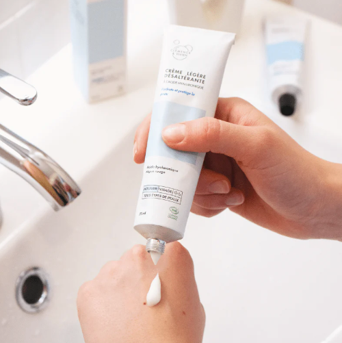 La Crème légère désaltère la peau, hydrate, protège la peau et la gorge en eau instantanément sans laisser de toucher gras et s'adapte à tous les types de peaux