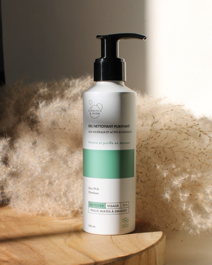 Le Gel nettoyant purifiant nettoie la peau en profondeur tout en douceur. Grâce à une combinaison d'actifs minéraux, l'excès de sébum est régulé, les impuretés sont gommées et les pores resserrés. La peau est fraîche, nette et douce.