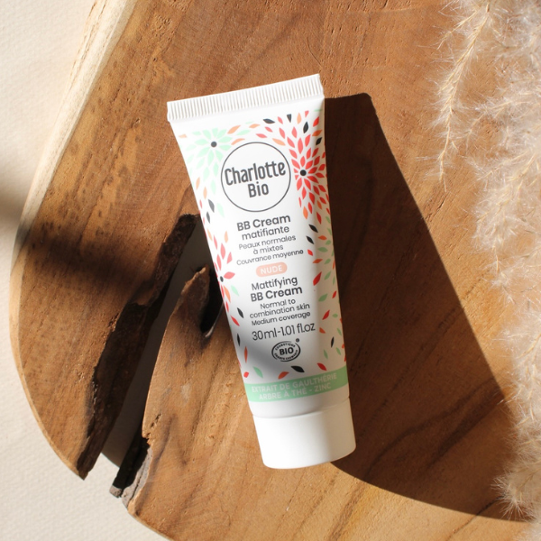 Une BB cream matifiante et purifiante pour les peaux mixtes à grasses à imperfections. Grâce à sa couvrance moyenne, elle camoufle les imperfections tout en les assèchant.