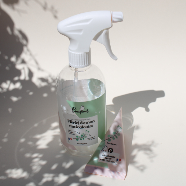 C'est parfait pour faire briller éviers, douches, robinetteries… Bouteille rechargeable à remplir avec les berlingots spray Anti-calcaire. Une jolie bouteille spray de 500ml qui pourra se retrouver dans votre cuisine / salle de bain pour la vie.