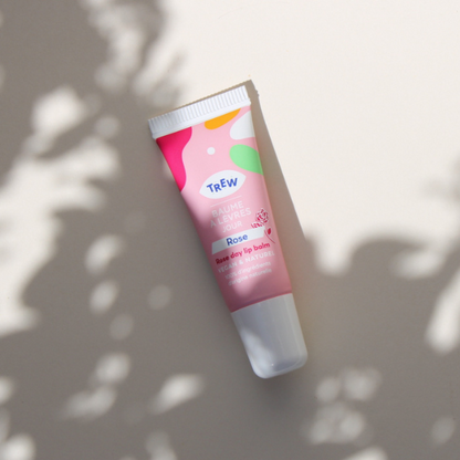 Un baume à lèvres Trew hydratant, repulpant et anti-âge à la Rose pour garder des lèvres fraîches au naturel. 100% naturel, Vegan 