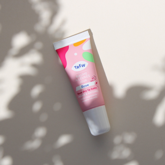 Un baume à lèvres Trew hydratant, repulpant et anti-âge à la Rose pour garder des lèvres fraîches au naturel. 100% naturel, Vegan 
