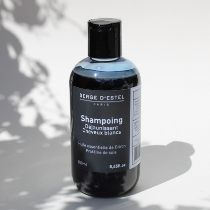 Le shampoing de soin est spécifique aux cheveux blancs et gris. Il équilibre les aléas des cheveux gris qui jaunissent à causes des agressions quotidiennes comme la pollution, le tabac, le soleil,...