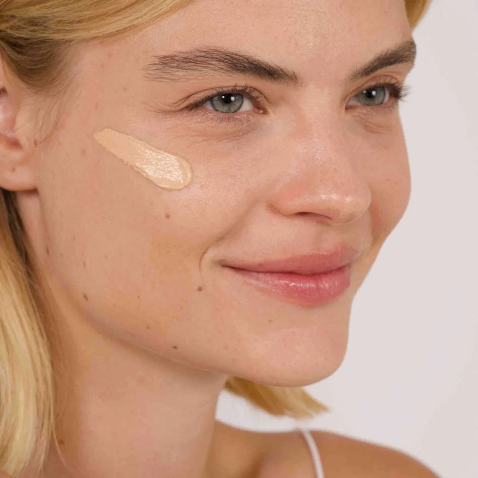 Une CC crème certifiée bio pour illuminer les peaux claires naturellement. Effet peau nue.