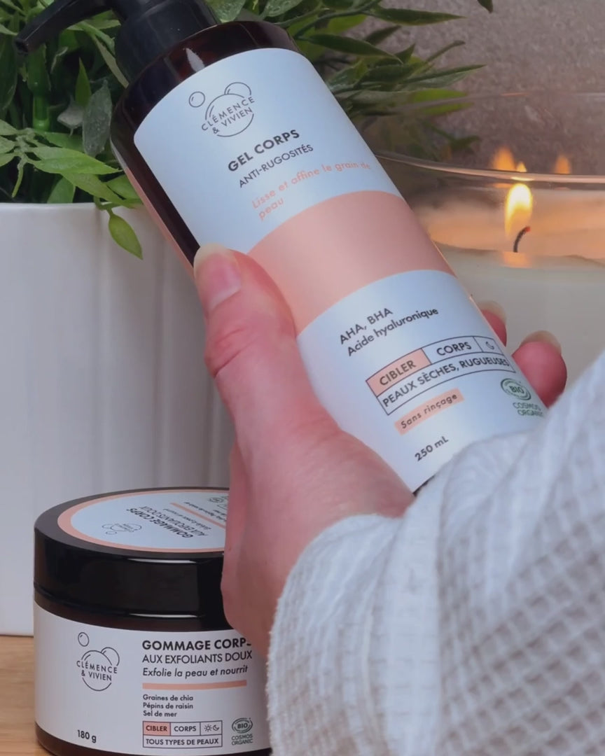 Un gel exfoliant sans rinçage qui lisse et adoucit les zones rugueuses. 