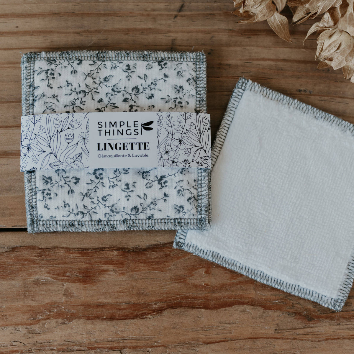 Lingette démaquillante lavable motif fleurs grises, fabrication artisanale